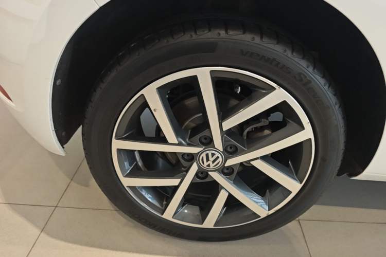 Used Volkswagen Golf 2018 230TSI Automatic Luxury Version Right Rear Wheel Hub