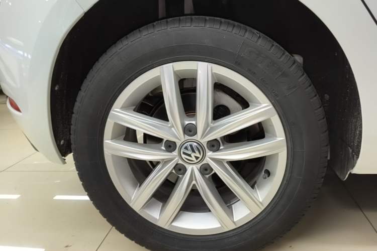 Used Volkswagen Golf 2018 1.6L Automatic Comfort Model Right Rear Wheel Hub