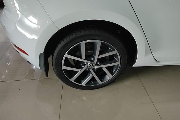 Used Volkswagen Golf 2018 230TSI Automatic Luxury Version Right Rear Wheel Hub