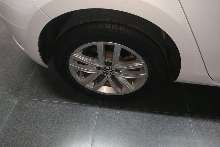 Used Volkswagen Golf 2018 230TSI Automatic Comfort Model Right Rear Wheel Hub