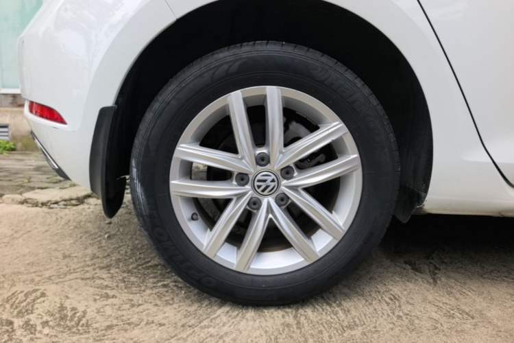 Used Volkswagen Golf 2018 1.6L Automatic Comfort Model Right Rear Wheel Hub