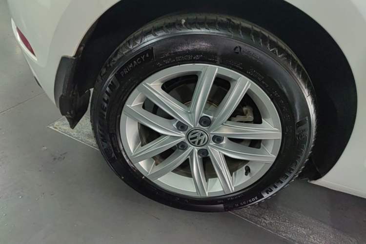 Used Volkswagen Golf 2018 230TSI Automatic Comfort Model Right Rear Wheel Hub