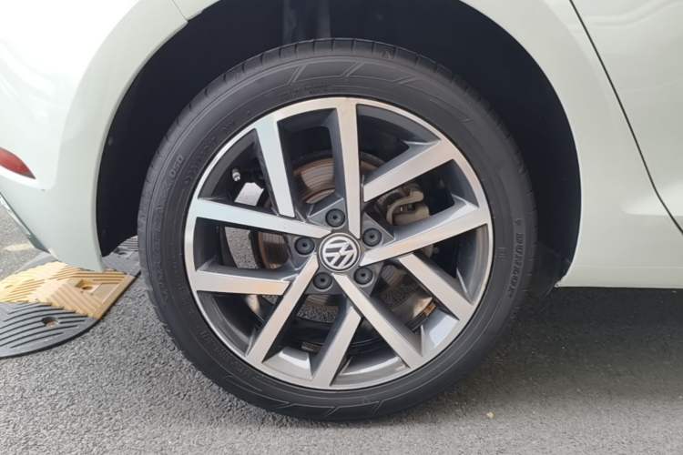 Used Volkswagen Golf 2018 230TSI Automatic Luxury Version Right Rear Wheel Hub