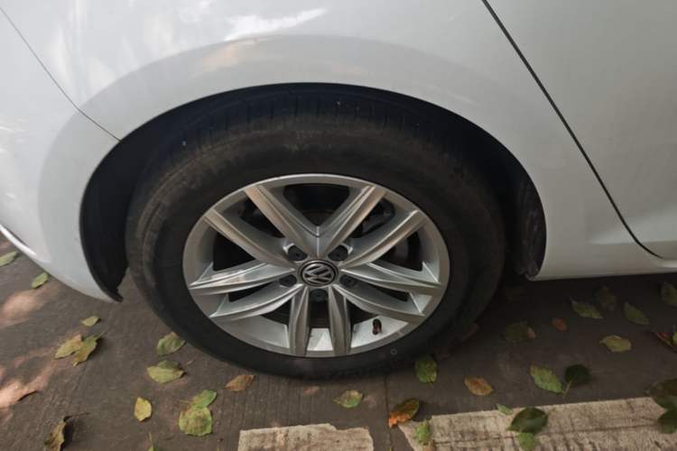 Used Volkswagen Golf 2018 230TSI Automatic Comfort Model Right Rear Wheel Hub