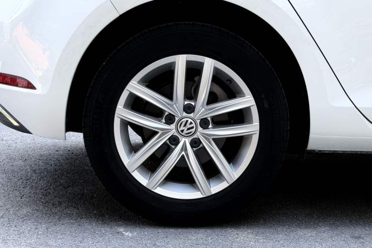 Used Volkswagen Golf 2018 1.6L Automatic Comfort Model Right Rear Wheel Hub
