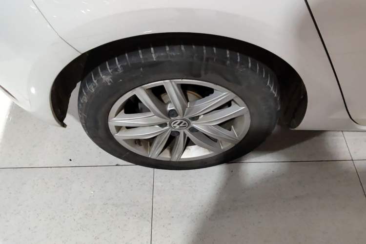 Used Volkswagen Golf 2018 230TSI Automatic Comfort Model Right Rear Wheel Hub