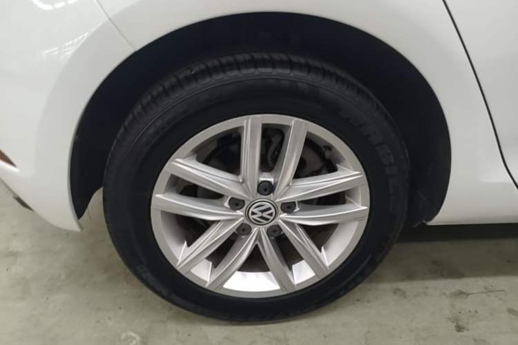 Used Volkswagen Golf 2018 1.6L Automatic Comfort Model Right Rear Wheel Hub