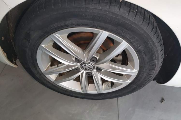 Used Volkswagen Golf 2018 230TSI Automatic Comfort Model Right Rear Wheel Hub