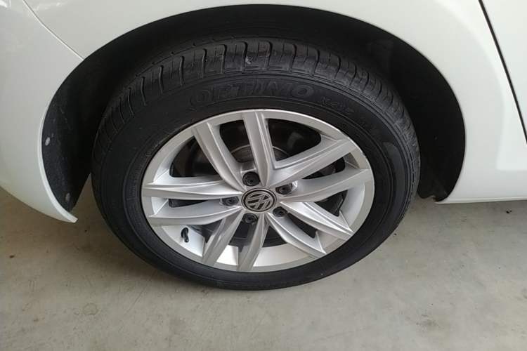 Used Volkswagen Golf 2018 230TSI Automatic Comfort Model Right Rear Wheel Hub