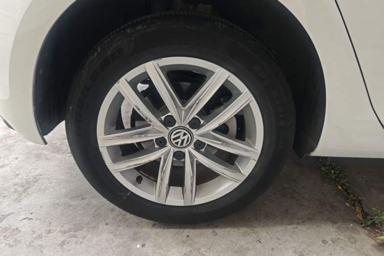 Used Volkswagen Golf 2018 230TSI Automatic Comfort Model Right Rear Wheel Hub