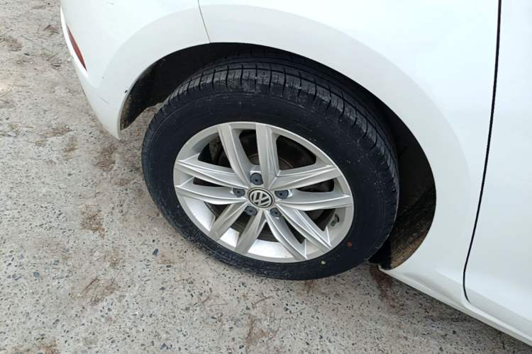 Used Volkswagen Golf 2018 230TSI Automatic Comfort Model Right Rear Wheel Hub
