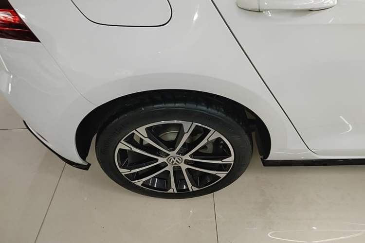 Used Volkswagen Golf 2018 280TSI Automatic R-Line Model Right Rear Wheel Hub