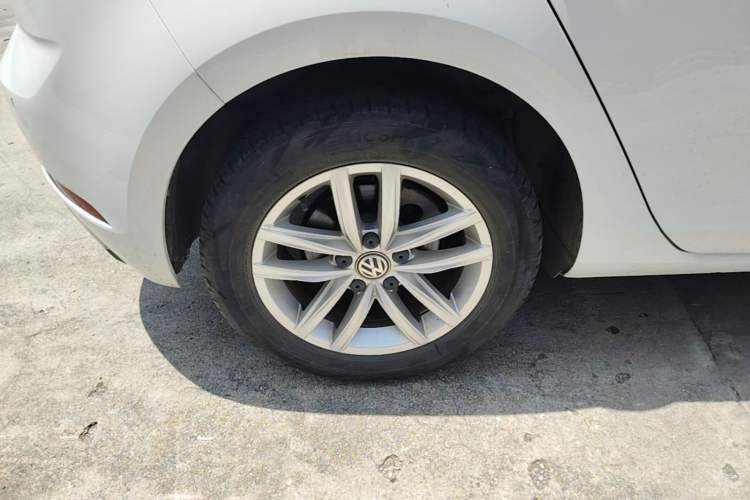 Used Volkswagen Golf 2018 1.6L Automatic Comfort Model Right Rear Wheel Hub