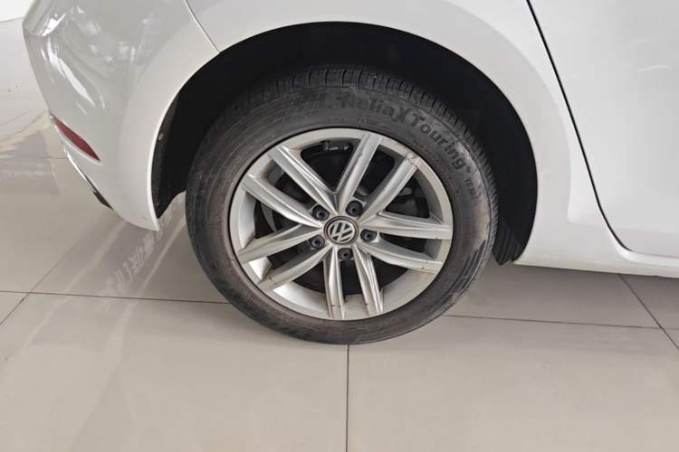 Used Volkswagen Golf 2018 230TSI Automatic Comfort Model Right Rear Wheel Hub