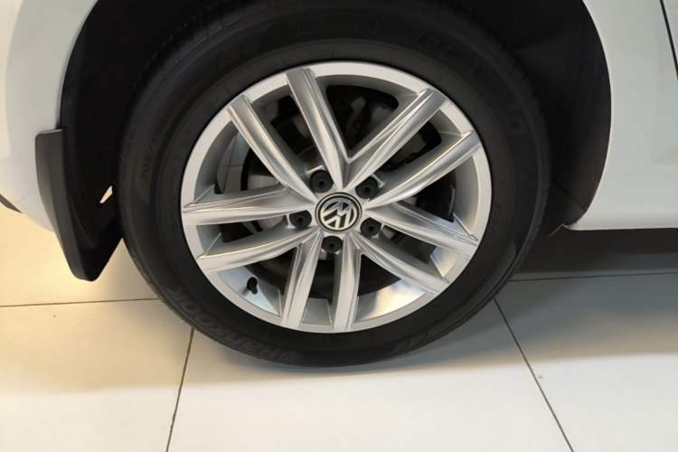 Used Volkswagen Golf 2018 1.6L Automatic Comfort Model Right Rear Wheel Hub