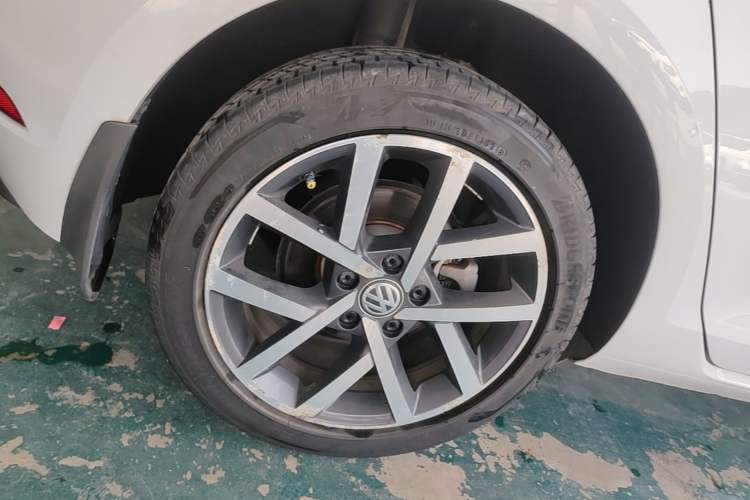 Used Volkswagen Golf 2018 230TSI Automatic Luxury Version Right Rear Wheel Hub