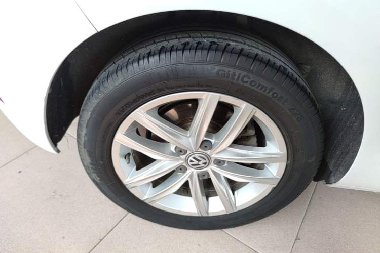 Used Volkswagen Golf 2018 230TSI Automatic Comfort Model Right Rear Wheel Hub