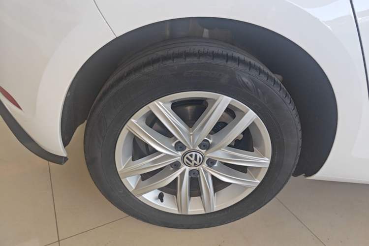 Used Volkswagen Golf 2018 1.6L Automatic Comfort Model Right Rear Wheel Hub