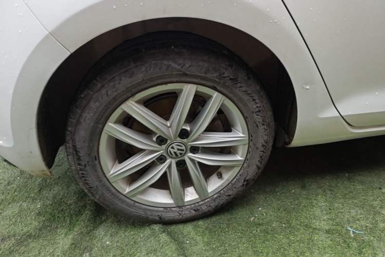 Used Volkswagen Golf 2018 230TSI Automatic Comfort Model Right Rear Wheel Hub