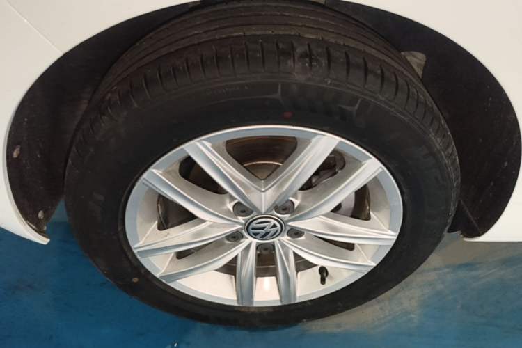 Used Volkswagen Golf 2018 230TSI Automatic Comfort Model Right Rear Wheel Hub