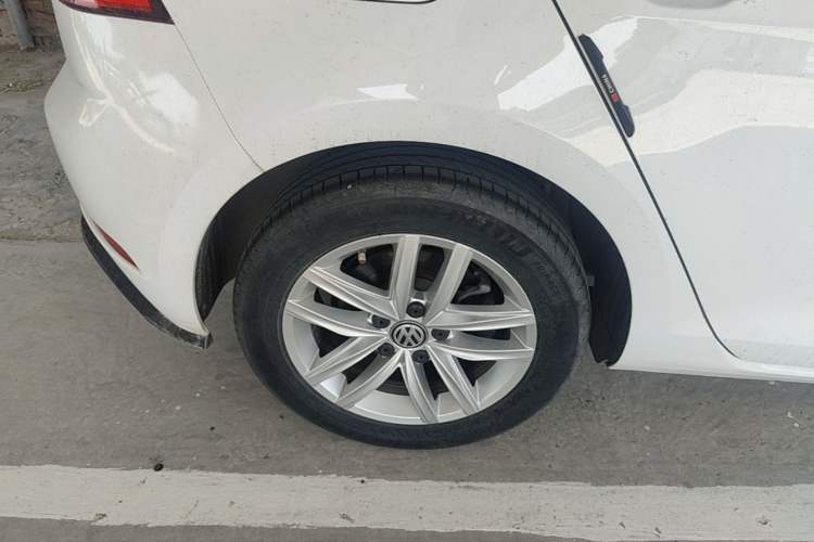 Used Volkswagen Golf 2018 230TSI Automatic Comfort Model Right Rear Wheel Hub