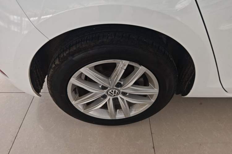 Used Volkswagen Golf 2018 230TSI Automatic Comfort Model Right Rear Wheel Hub