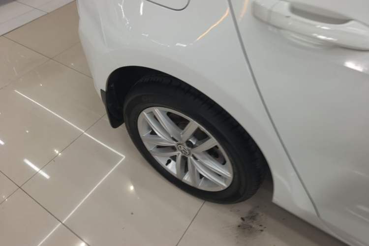 Used Volkswagen Golf 2018 230TSI Automatic Comfort Model Right Rear Wheel Hub