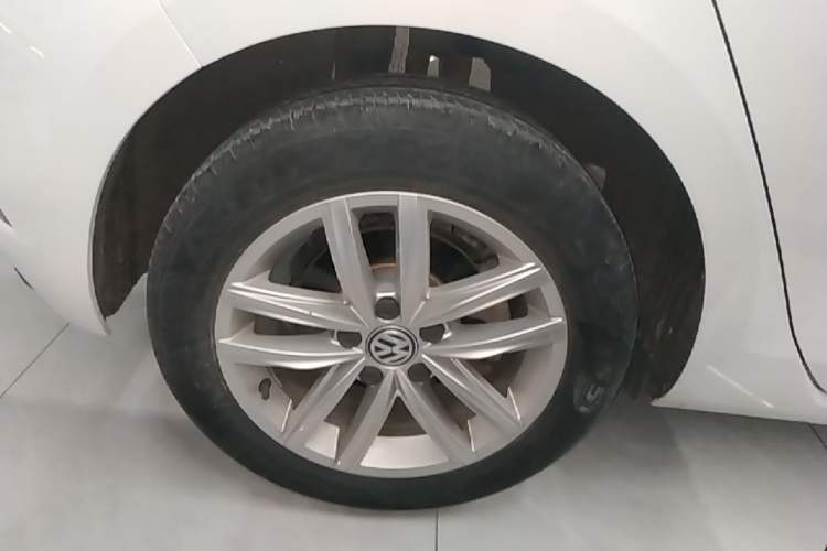 Used Volkswagen Golf 2018 230TSI Automatic Comfort Model Right Rear Wheel Hub
