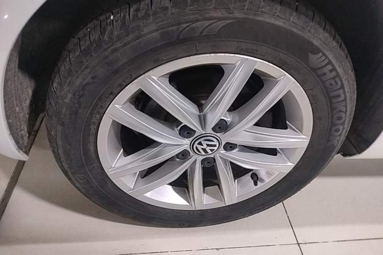 Used Volkswagen Golf 2018 230TSI Automatic Comfort Model Right Rear Wheel Hub