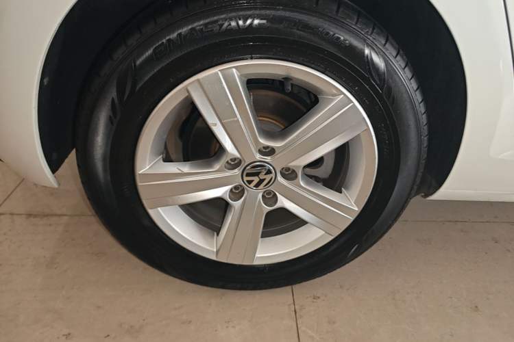 Used Volkswagen Golf 2018 230TSI Automatic Comfort Model Right Rear Wheel Hub