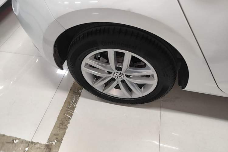 Used Volkswagen Golf 2018 230TSI Automatic Comfort Model Right Rear Wheel Hub