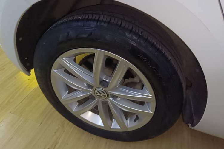 Used Volkswagen Golf 2018 230TSI Automatic Comfort Model Right Rear Wheel Hub
