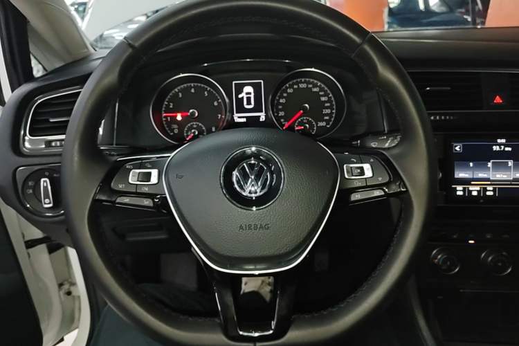 Used Volkswagen Golf 2018 230TSI Automatic Luxury Version Steering Wheel
