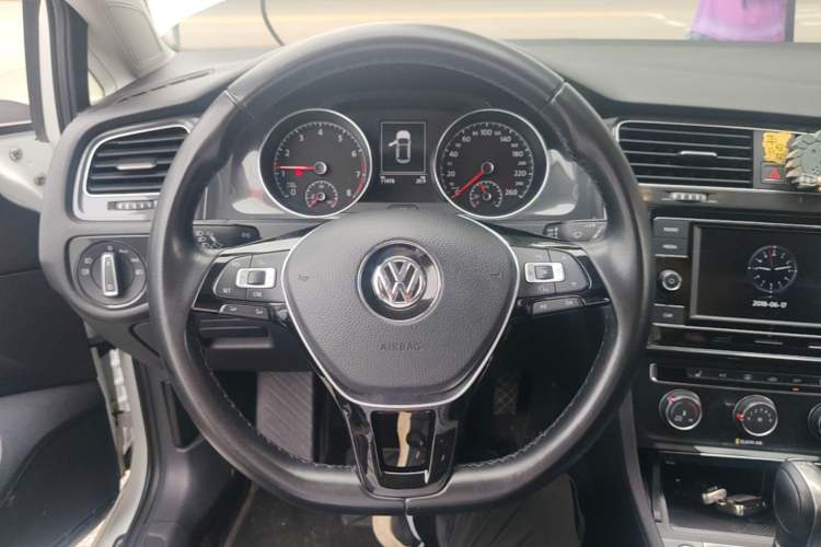 Used Volkswagen Golf 2018 230TSI Automatic Luxury Version Steering Wheel