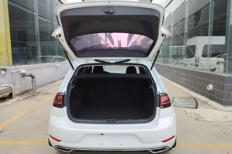 Used Volkswagen Golf 2018 230TSI Automatic Luxury Version Trunk