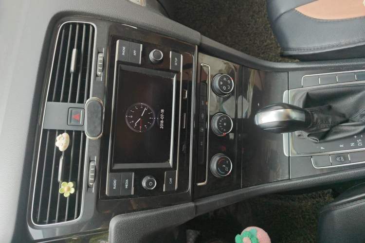 Used Volkswagen Golf 2018 230TSI Automatic Comfort Model Audio And AC Panel