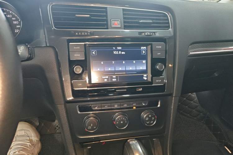 Used Volkswagen Golf 2018 230TSI Automatic Luxury Version Audio And AC Panel