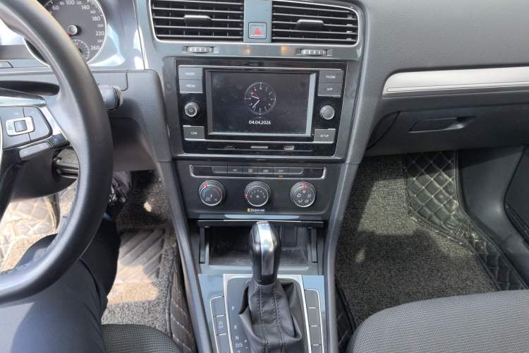 Used Volkswagen Golf 2018 230TSI Automatic Comfort Model Audio And AC Panel