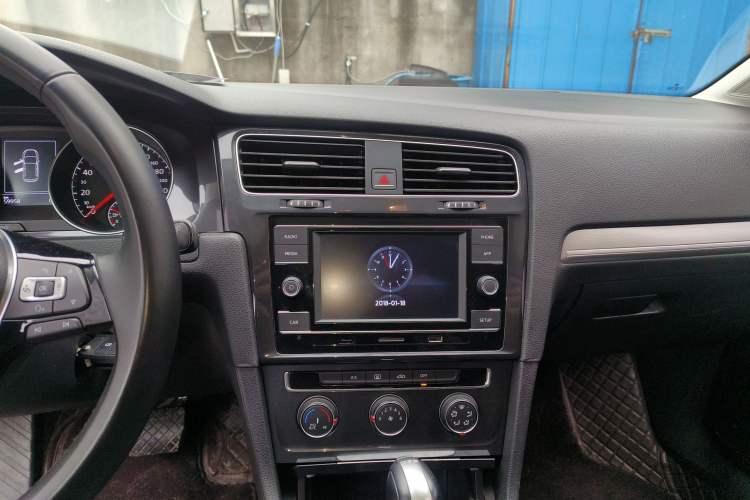 Used Volkswagen Golf 2018 230TSI Automatic Comfort Model Audio And AC Panel