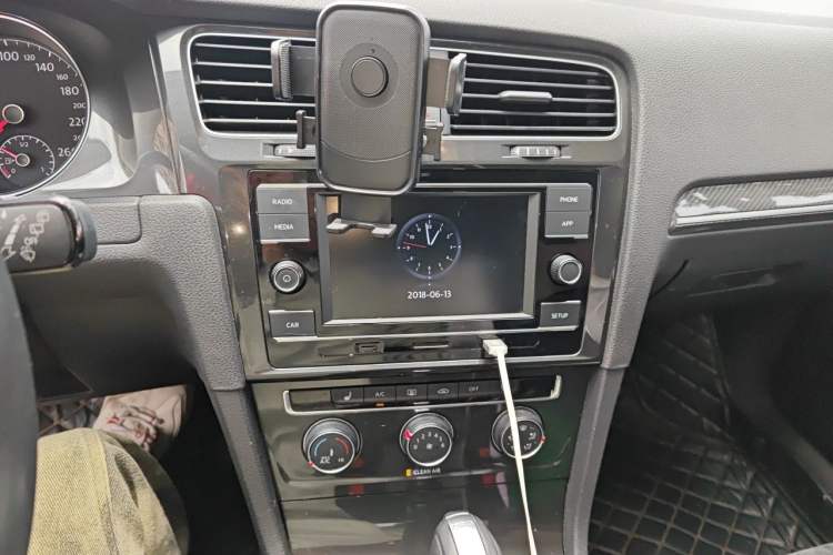 Used Volkswagen Golf 2018 230TSI Automatic Luxury Version Audio And AC Panel