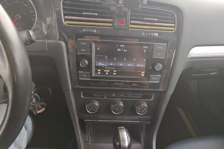 Used Volkswagen Golf 2018 1.6L Automatic Comfort Model Audio And AC Panel