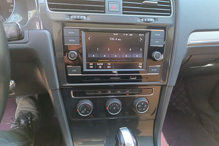 Used Volkswagen Golf 2018 1.6L Automatic Comfort Model Audio And AC Panel