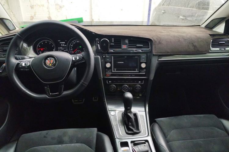 Used Volkswagen Golf 2018 230TSI Automatic Luxury Version Center Console