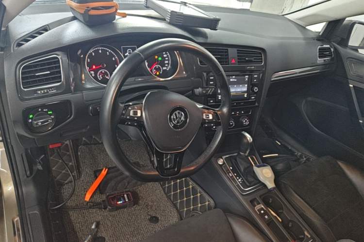 Used Volkswagen Golf 2018 230TSI Automatic Luxury Version Center Console