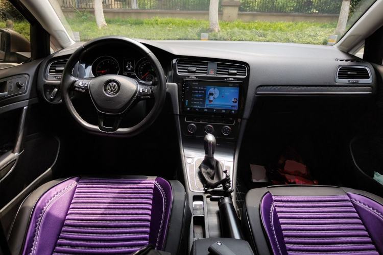 Used Volkswagen Golf 2018 230TSI Automatic Luxury Version Center Console