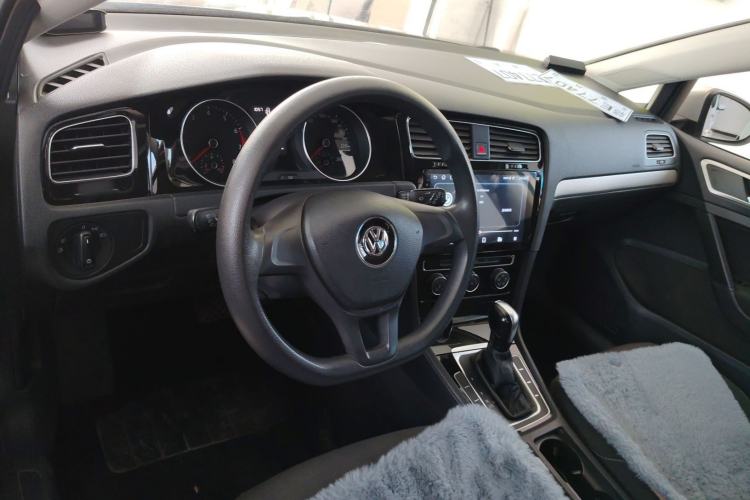 Used Volkswagen Golf 2018 1.6L Automatic Fashion Model Center Console