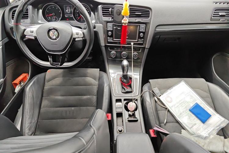 Used Volkswagen Golf 2018 230TSI Automatic Luxury Version Center Console