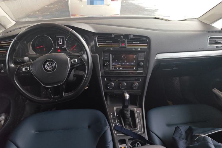 Used Volkswagen Golf 2018 1.6L Automatic Comfort Model Center Console