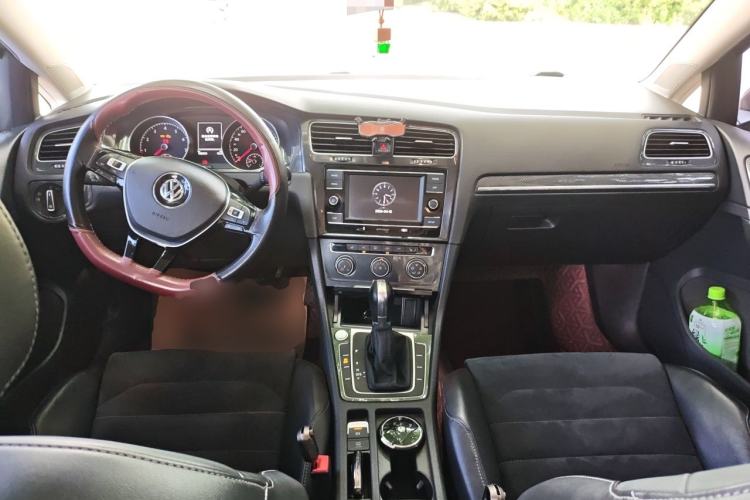 Used Volkswagen Golf 2018 230TSI Automatic Luxury Version Center Console