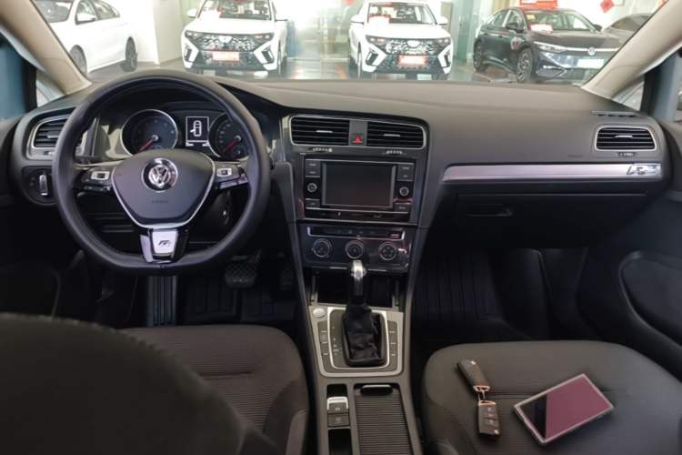 Used Volkswagen Golf 2018 230TSI Automatic Comfort Model Center Console
